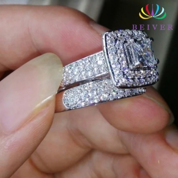 Woman's Ring - Picture 4 of 4